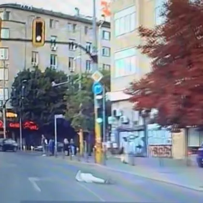 Мъж изскочи на път в София, легна пред кола ВИДЕО