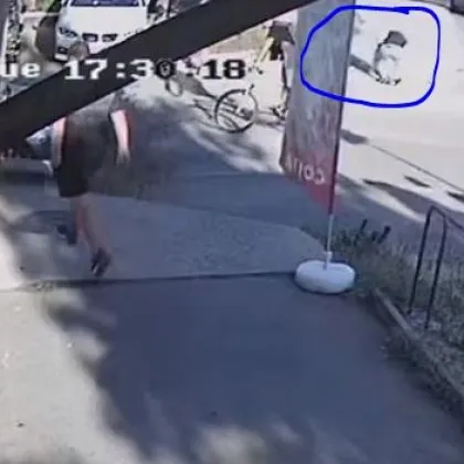 Случаен минувач е заснет от охранителна камера в момент в