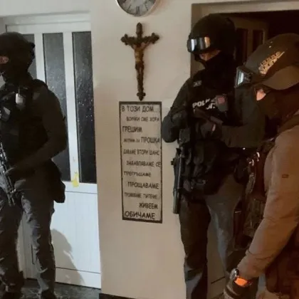 Разбиха престъпна група за разпространение на наркотици в Плевен СНИМКИ