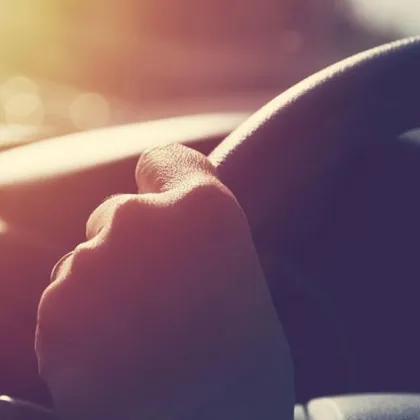 Около 15 30 ч при спиране на товарен автомобил Фолксваген на