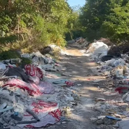 Малка уличка край река в квартал Карпузица е превърната в