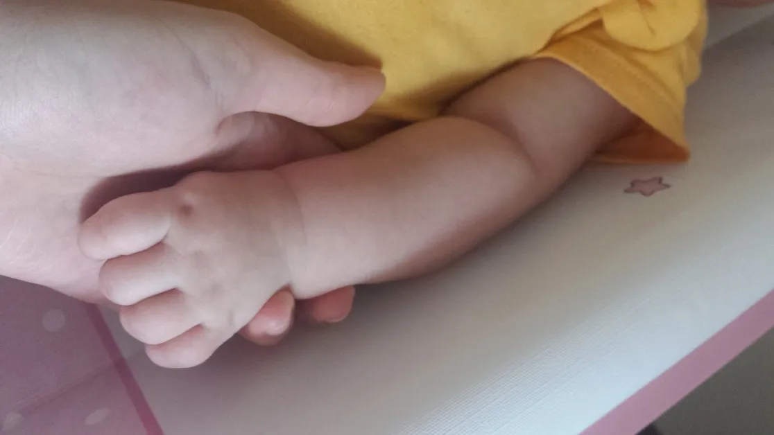 Овчар случайно намери бебе, заровено живо