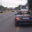 Черен кабриолет наби спирачки пред рейс, последва среден пръст