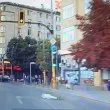 Мъж изскочи на път в София, легна пред кола ВИДЕО