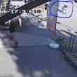 Мъж прибра портфейл, паднал на улицата. Ще го върне ли? ВИДЕО