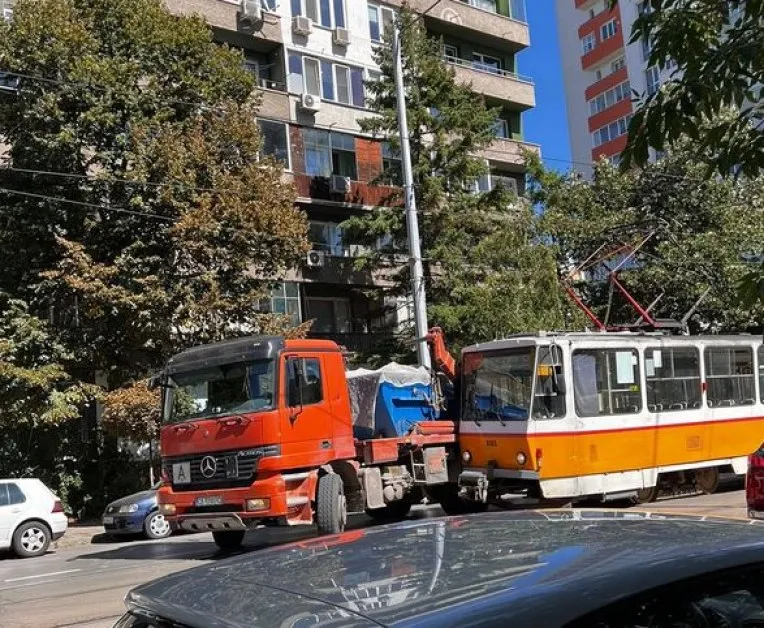 Камион и трамвай се сблъскаха в столицата СНИМКИ