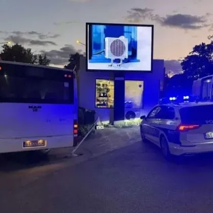 Обявиха какво е стоянието на бебето, върху което автобус събори знак