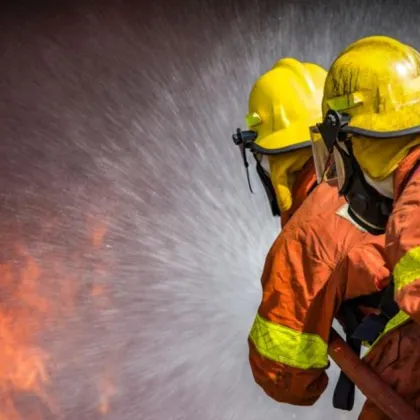 Сухи треви и отпадъци горят в двора на бившия завод