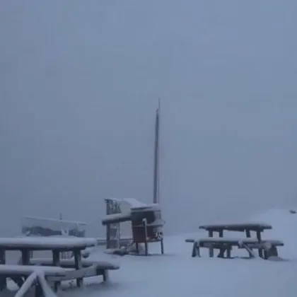 Снежна приказка! Сняг натрупа в черноморски окръг ВИДЕО