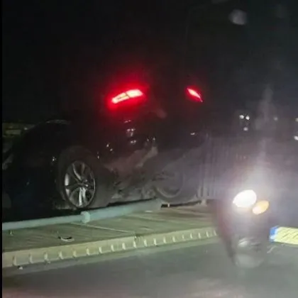 Зрелищен инцидент е станал тази нощ в столицата Кола се врязала