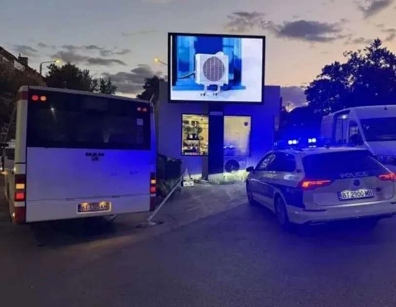 Обявиха какво е стоянието на бебето, върху което автобус събори знак
