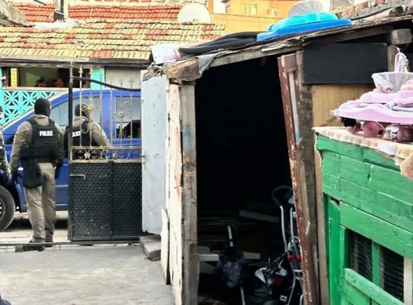 Спецакция! Задържаха цяло семейство, откриха много дрога и пари СНИМКИ