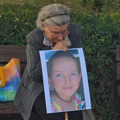 Всички питат коя е тази жена която стои неотлъчно до