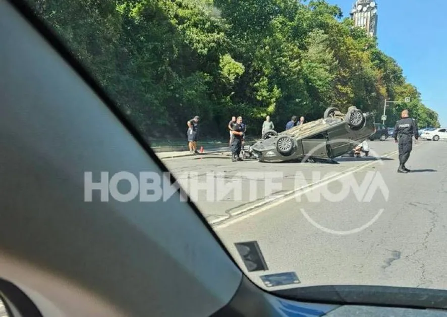 Кола се обърна в София, има тежко ранени СНИМКА