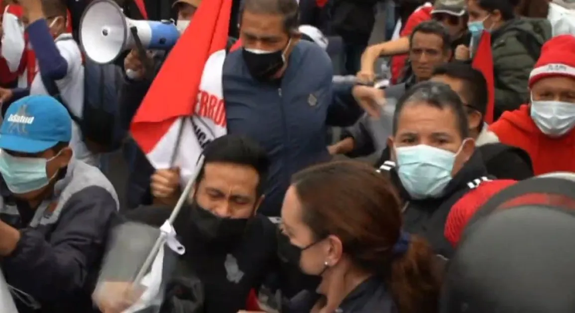 Лима пламна! Мащабни сблъсъци на протести в столицата, има ранени