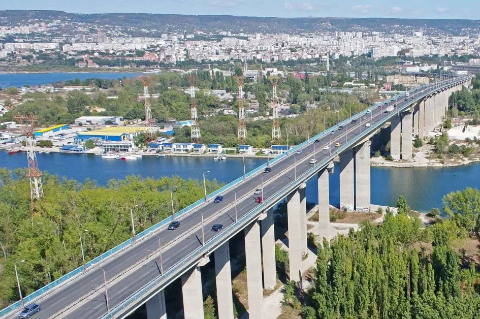 Мъж скочи от Аспаруховия мост във Варна, почина