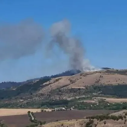 Продължава борбата с пожара над брезнишкото село Горни Романци съобщи