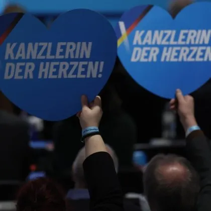 Крайнодясната партия Алтернатива за Германия АзГ изпреварва консервативния блок Християндемократически Християнсоциален