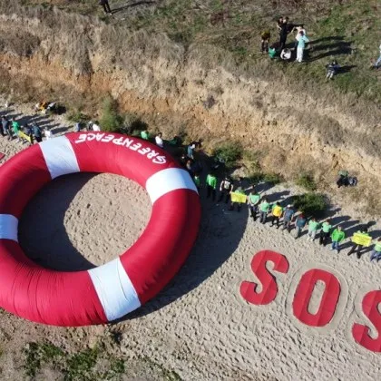 Активисти на Грийнпийс от България и Румъния поставиха голям спасителен