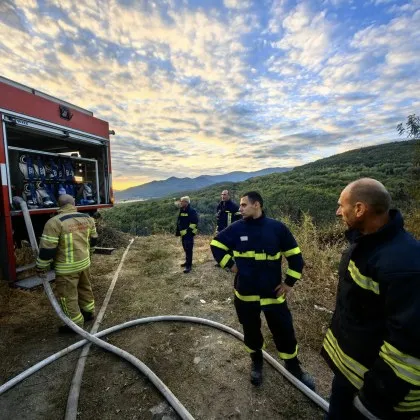 След напрегната нощ на битка с пламъците край асеновградското село