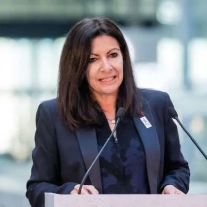 Социалистката и кметица на Париж Ан Идалго е подложена на