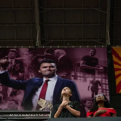 Оратори започнаха да се обръщат към десетките хиляди опечалени които