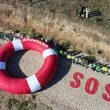 „Грийнпийс" поставиха голям спасителен пояс на пясъчната граница между България и Румъния