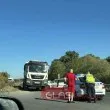 Камион и кола се сблъскаха край София, задръстването е огромно СНИМКИ