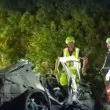 Мъж и две деца изгоряха в електромобил, останаха в капан