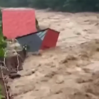 Проливни дъждове са предизвикали наводнения и свлачища в турските окръзи