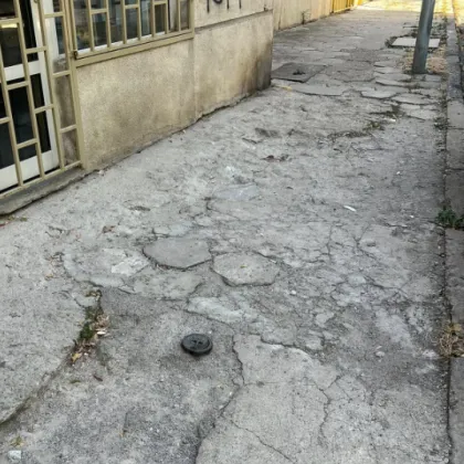 Столичен тротоар-капан дебне пешеходците вече десетилетие СНИМКИ