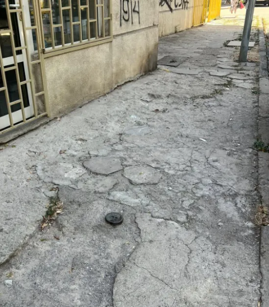 Столичен тротоар-капан дебне пешеходците вече десетилетие СНИМКИ