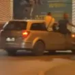 Опасно! Мъже стърчат от прозорците на движещ се автомобил ВИДЕО