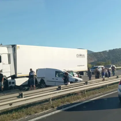 Възникнало е пътнотранспортно произшествие с участието на един тежкотоварен автомобил