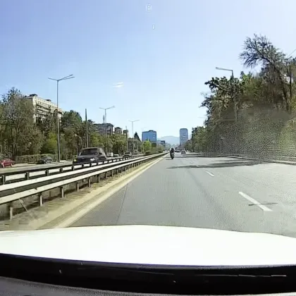 Каската на мотористка хвръкна в движение Опасната ситуация бе заснета от