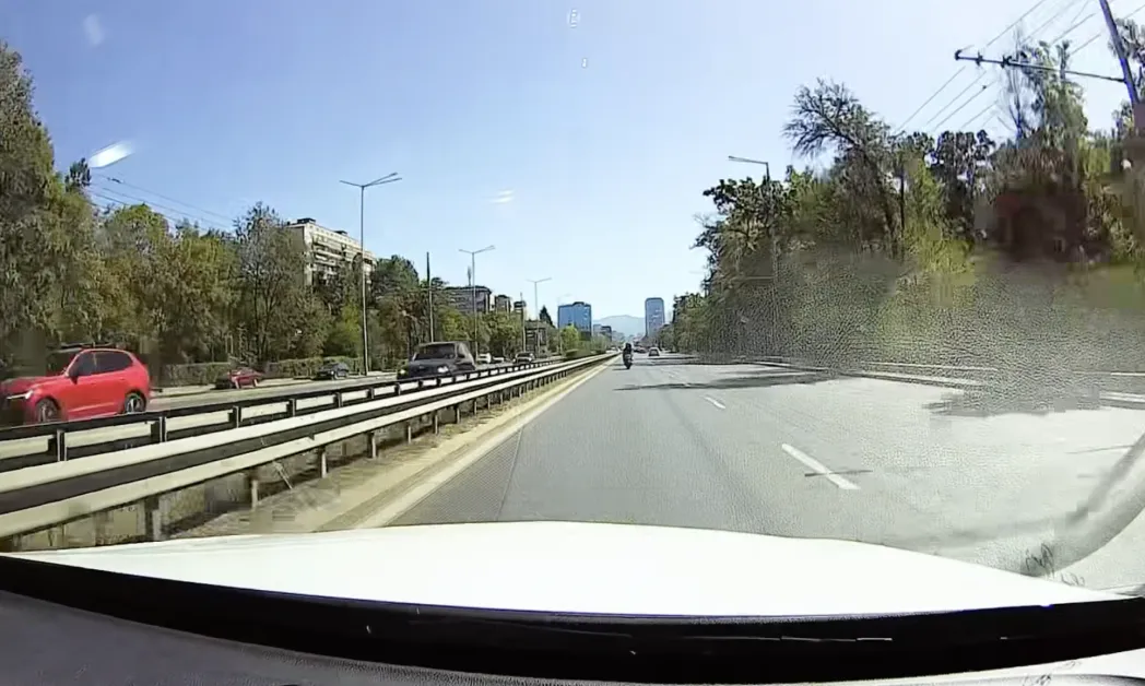 Мотористка остана без каската си, хвръкна в движение ВИДЕО