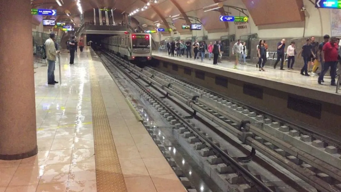 70-годишна жена целуна ръката на младеж в метрото. Защо?