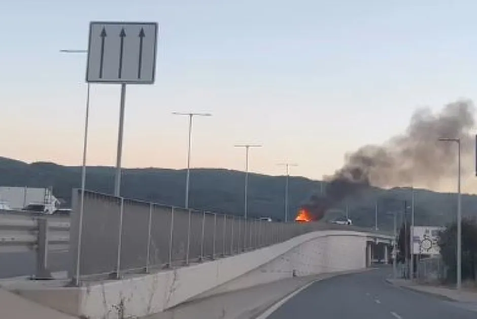 Кола пламна на Околовръстното на София ВИДЕО
