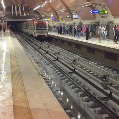 70-годишна жена целуна ръката на младеж в метрото. Защо?