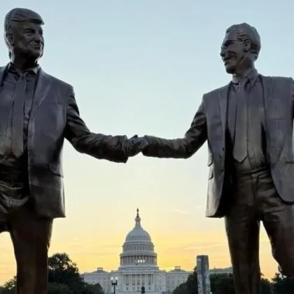 Провокативна статуя изобразяваща президента на САЩ Доналд Тръмп и покойния