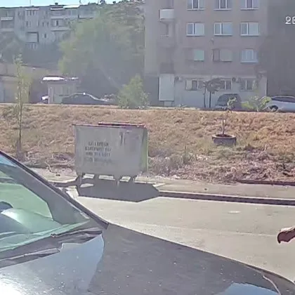ВИДЕО показа как крадец обира кола в София - отмъкна голяма сума пари