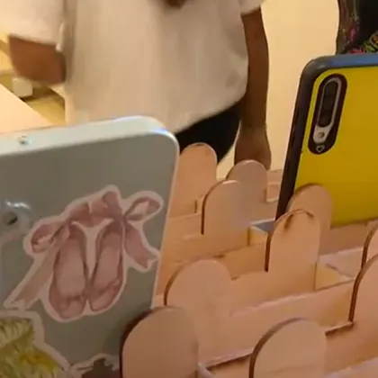 Докато дискусиите за и против пълната забрана на телефоните в