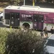 Автобус на градския транспорт в София се удари във вишка, има щети СНИМКИ
