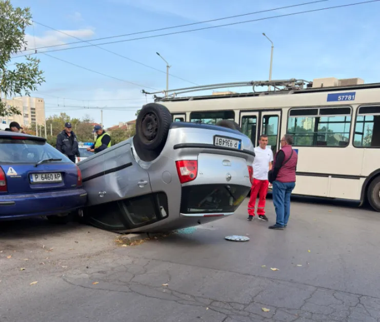 Кола се обърна по таван след сблъсък с тролей СНИМКА