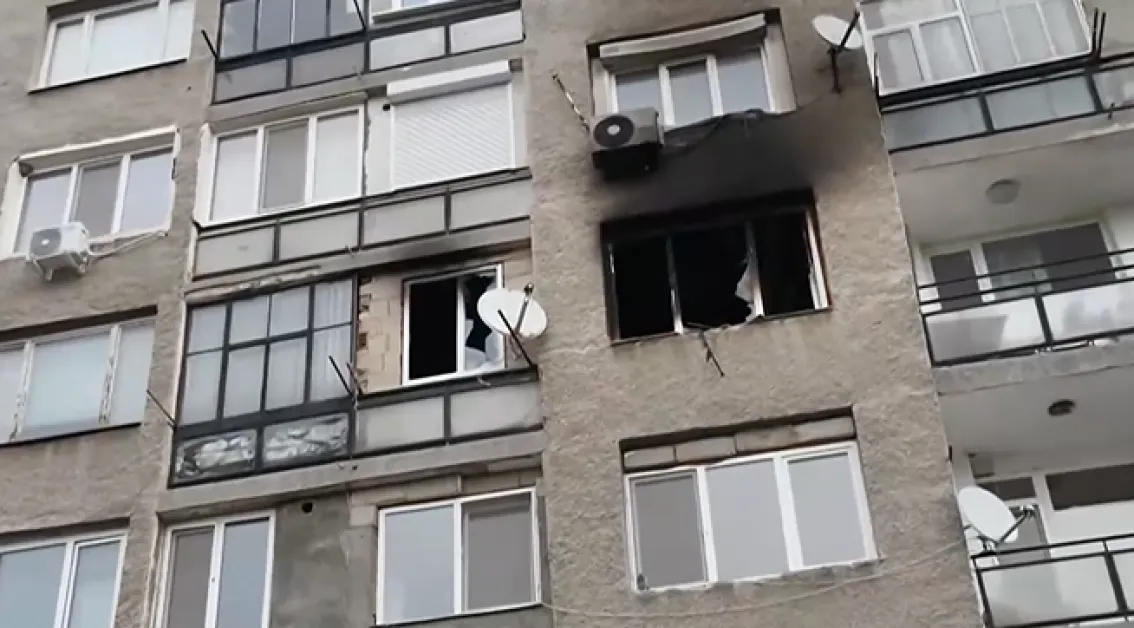 Мъж тормози жителите на блок, запали апарамента си два пъти