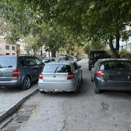 Блокиран тротоар принуди майка с количка да се движи по булеварда