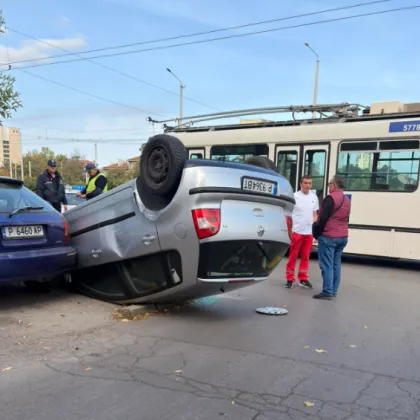 Кола се обърна по таван след сблъсък с тролей СНИМКА