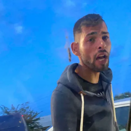 Случка с младеж който мие стъкла на автомобили на оживен