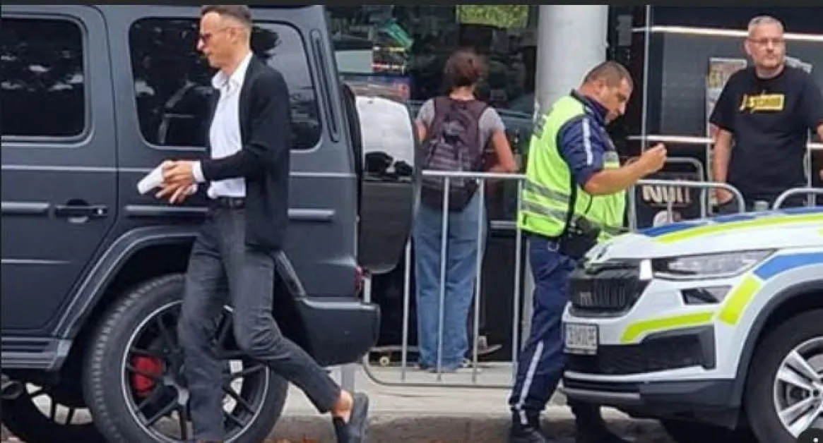 Полицаи не простиха на Бербатов СНИМКА