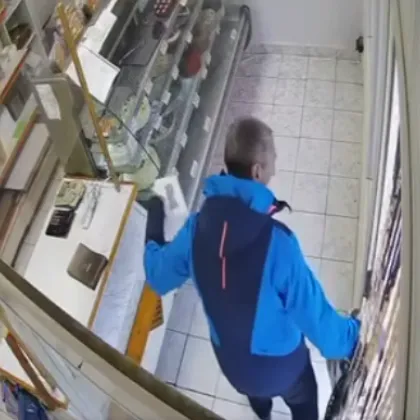 Кадри от охранителна камера показват как мъж открадва кутия за